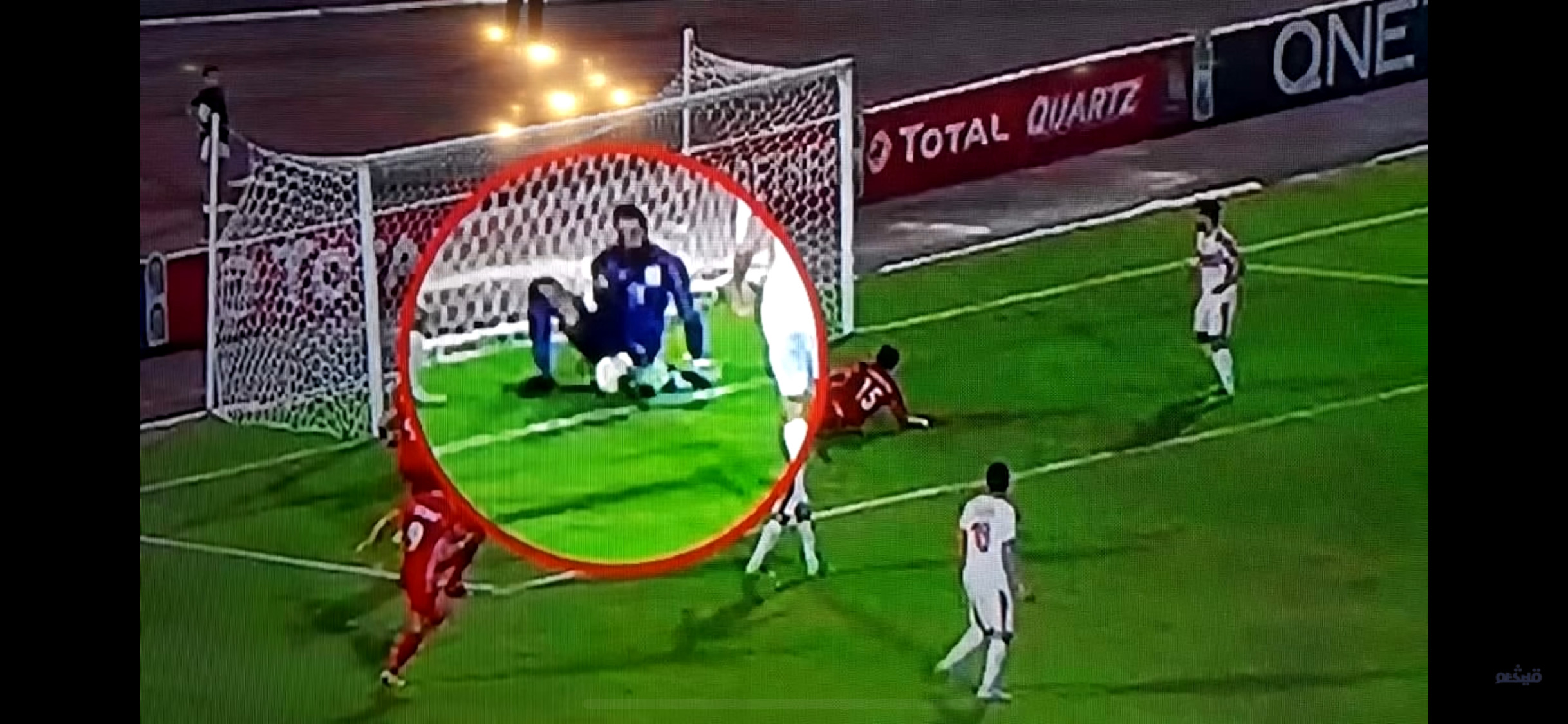 الحكم لا يحتسب الهدف رغم تخطي الكرة لخط المرمى